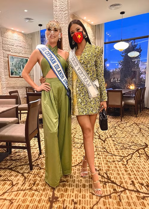 Kim Duyên gây ấn tượng trong ngày đầu tiên ở Hoa hậu Hoàn vũ Thế giới.