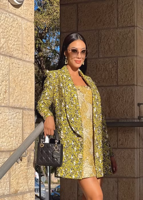 Cô chọn trang phục thanh lịch trong ngày đầu tiên tham gia cuộc thi.