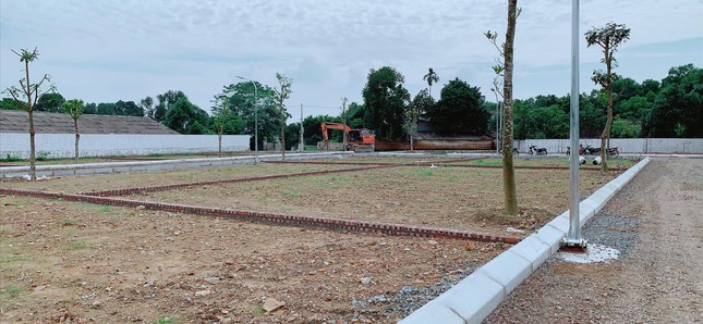 Dự án gồm 34 lô đất diện tích từ 180m2 đến trên 200m2. Giá bán dao động 9 - 15,9 triệu đồng/m2. Trao đổi với PV Tiền Phong, ông Nguyễn Viết Đạt, Phó Chủ tịch UBND thị xã Sơn Tây cho biết, trên địa bàn xã không có dự án nào có tên Khu đất nền 34 Cổ Đông. Theo đó, đây đều là đất thổ cư trong dân do các nhóm người mua rồi tự phân lô bán cho nhà đầu tư. Theo đó, ông Đạt cũng cảnh báo người dân mua phải những lô đất này vì đây không phải dự án.