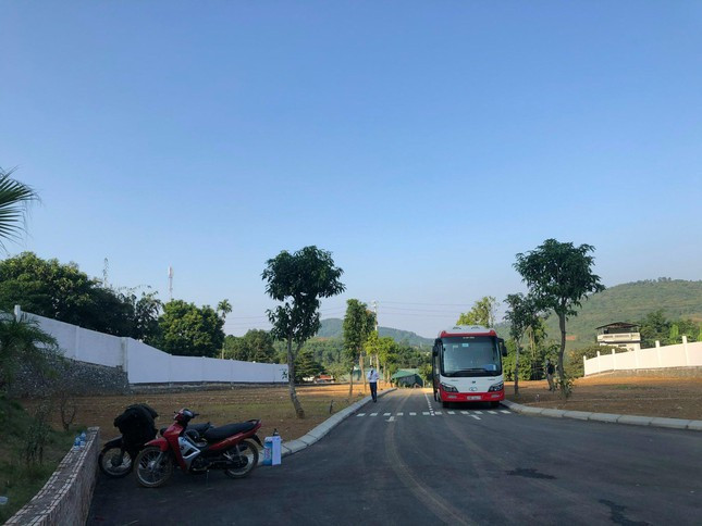 Vào cuối tuần, sàn giao dịch bất động sản WonHomes tổ chức các đoàn xe khách đưa khách xuống xem dự án.