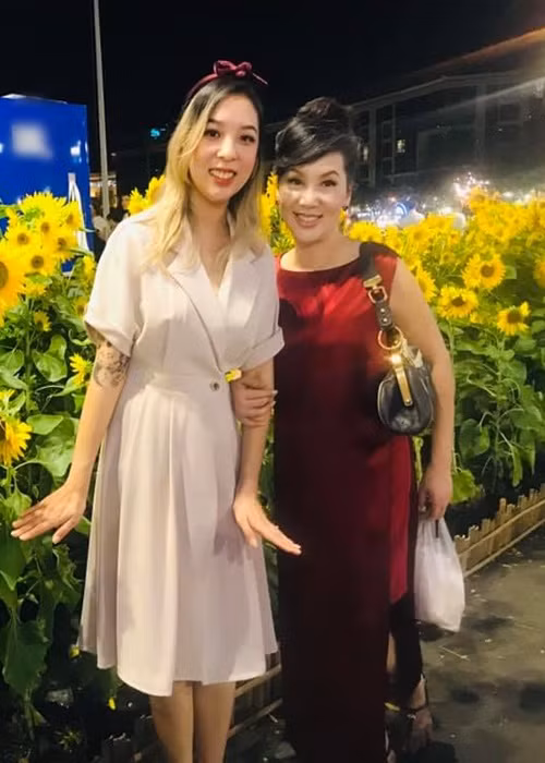 Viona Huynh Vu - con gái Mộng Vân từng chia sẻ về mẹ: “Dù phải vất vả nuôi nấng chúng tôi, mẹ luôn mạnh mẽ và cố gắng chu toàn mọi việc đồng thời giữ vẻ ngoài trẻ trung, xinh đẹp. Mẹ là hình mẫu và nguồn cảm hứng để tôi phấn đấu hoàn thiện bản thân ngày một tốt hơn. Tôi yêu mẹ rất nhiều”. Ảnh: FB Mộng Vân