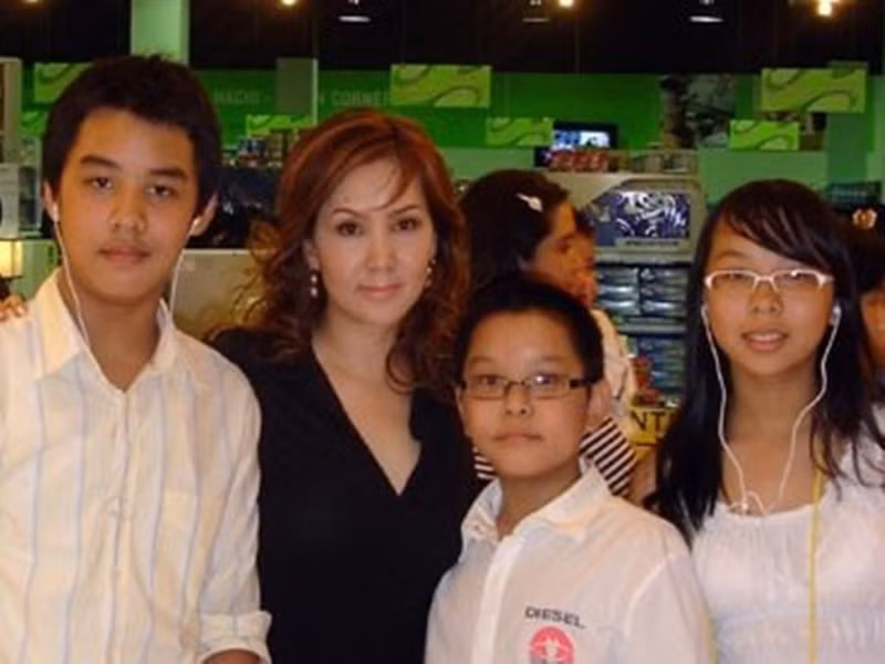 Nữ diễn viên một mình nuôi ba con sau khi ly hôn. Nay, các con của cô đều đã trưởng thành. Ảnh: Her world