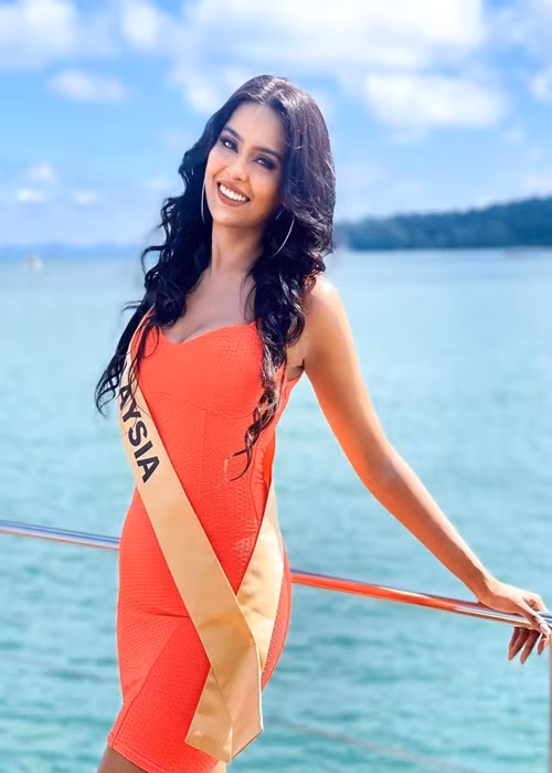 Đại diện Malaysia chuộng mặc trang phục gam màu chói, cực bắt mắt và nổi bật như hồng, xanh, cam.