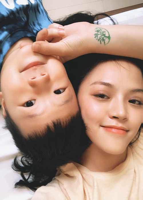 Nữ diễn viên có một hình xăm ở cổ tay.