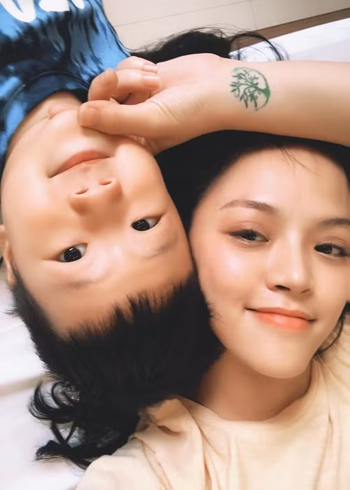 Nữ diễn viên có một hình xăm ở cổ tay.