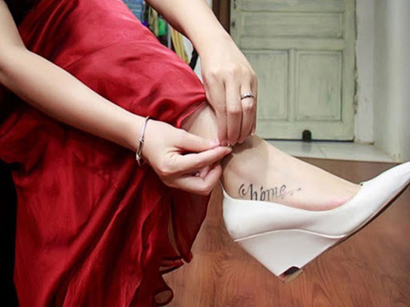 Trước khi lập gia đình, Thu Quỳnh xăm chữ “home” trên bàn chân như là lời nhắc nhở cô mỗi khi “quá chân” hãy nhìn xuống và nhắc nhở bản thân sẽ quay về nhà.