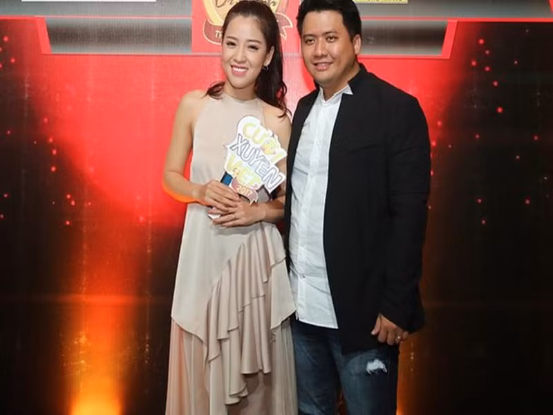 Trước khi được đẩy thuyền với Gin Tuấn Kiệt, Puka trải qua mối tình với đạo diễn Diệp Tiên. Nữ diễn viên hài và Diệp Tiên nảy sinh tình cảm khi hợp tác trong chương trình Cười xuyên Việt năm 2016. Khi ấy Diệp Tiên là đạo diễn gameshow còn Puka là thí sinh. Ảnh: Zing
