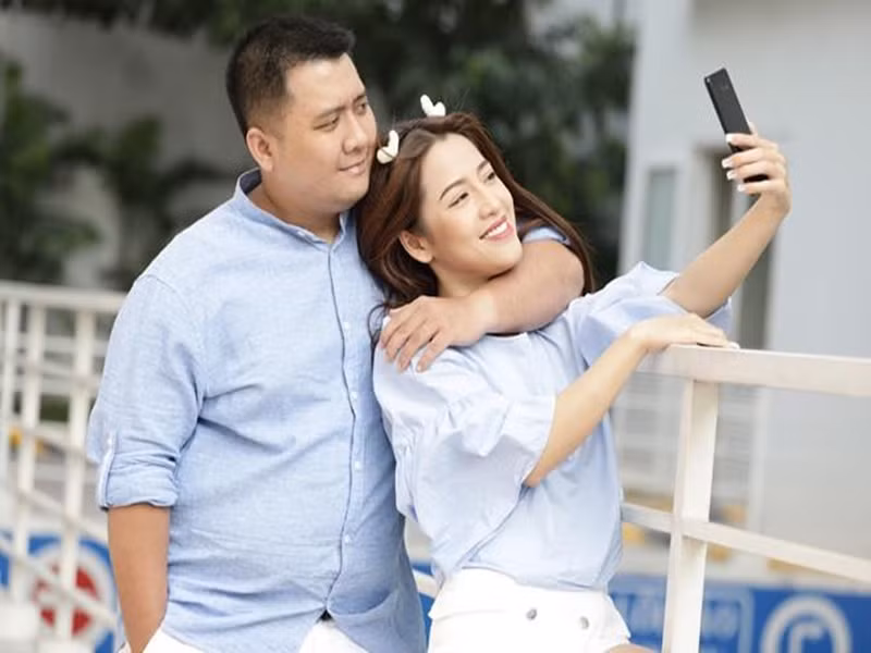 Năm 2019, Puka và Diệp Tiên chia tay. Mỹ nhân làng hài từ chối tiết lộ nguyên nhân, nhưng cho biết có một phần do không hợp nhau. Một nguồn tin chia sẻ với Vietnamnet, Puka và Diệp Tiên không thống nhất quan điểm chuyện nam đạo diễn sang Mỹ định cư, đoàn tụ cùng gia đình. Ảnh: Zing