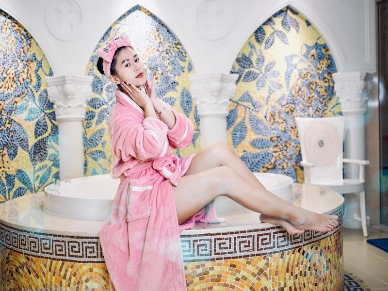 Ngọc Thanh Tâm không chỉ là một diễn viên xinh đẹp mà còn là một rick kid. Mẹ của cô là bà Trịnh Thị Bích Hằng - Chủ tịch một doanh nghiệp chuyên buôn bán hải sản. Ảnh: FB Ngọc Thanh Tâm