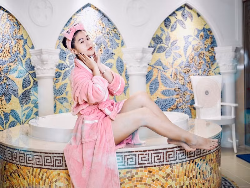 Ngọc Thanh Tâm không chỉ là một diễn viên xinh đẹp mà còn là một rick kid. Mẹ của cô là bà Trịnh Thị Bích Hằng - Chủ tịch một doanh nghiệp chuyên buôn bán hải sản. Ảnh: FB Ngọc Thanh Tâm