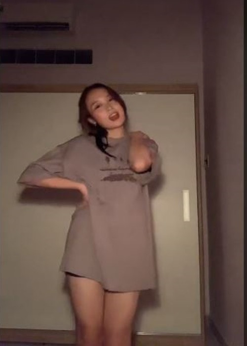 Nghi Phương chuộng mốt giấu quần ở tuổi 16. Ảnh chụp màn hình