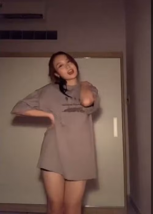 Nghi Phương chuộng mốt giấu quần ở tuổi 16. Ảnh chụp màn hình