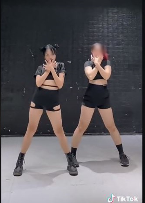 Con gái Phương Thanh tự tin thể hiện khả năng vũ đạo, khoe vóc dáng thon gọn. Ảnh chụp màn hình