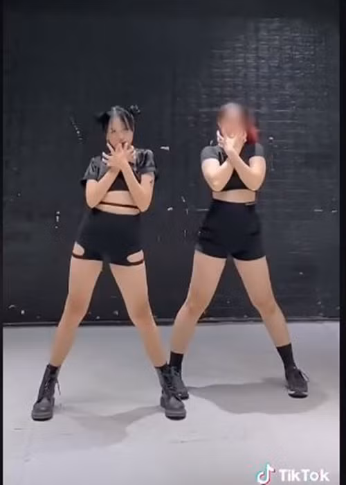 Con gái Phương Thanh tự tin thể hiện khả năng vũ đạo, khoe vóc dáng thon gọn. Ảnh chụp màn hình