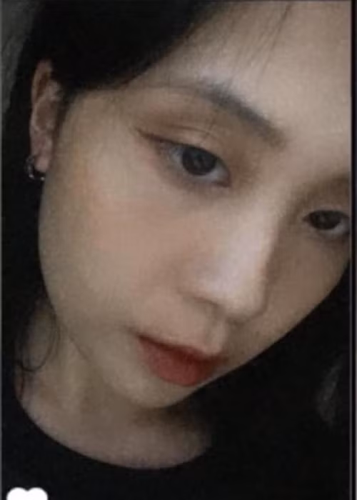 Nghi Phương ăn mặc điệu đà, trang điểm khi đi chơi. Ảnh: FB Phương Nghi