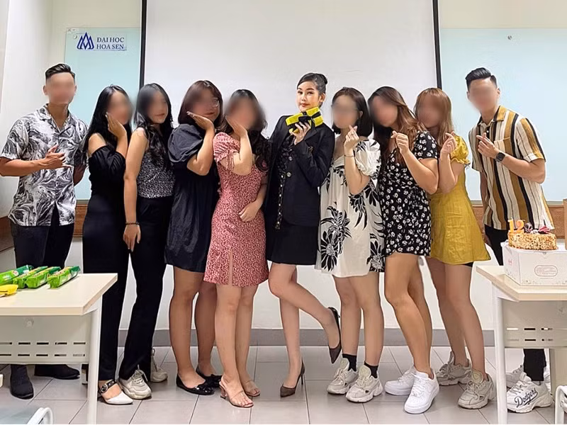 Trong cuộc phỏng vấn với Vietnamnet, nàng hoa hậu sinh năm 1995 chia sẻ về thời trang đi dạy: "Trên bục giảng, bản thân tôi hướng đến những trang phục thật trang nhã, thanh lịch phù hợp với môi trường giáo dục. Tôi lên trường cũng diện đồ hiệu nhưng thật ra tôi chỉ tận dụng trang phục có sẵn trong tủ đồ của mình và chọn lọc lại để phù hợp với hình ảnh khi lên giảng đường nhất thôi. Gọi tôi là “nữ giảng viên sành điệu nhất hiện nay” tôi cũng vui, nhưng tôi mong được mọi người công nhận về chuyên môn giảng dạy hơn". Ảnh: FB Ngân Anh