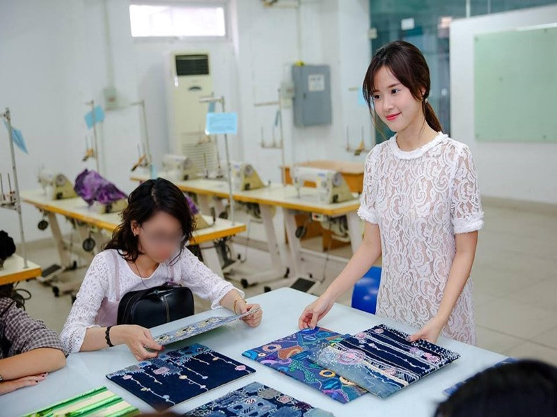 Thời trang đi dạy của nữ diễn viên luôn được đánh giá cao. Ảnh: Zing