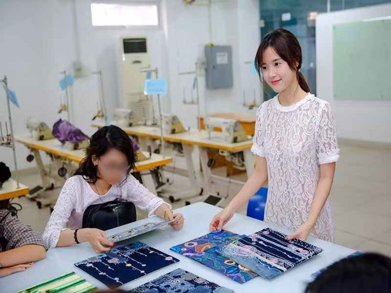 Thời trang đi dạy của nữ diễn viên luôn được đánh giá cao. Ảnh: Zing