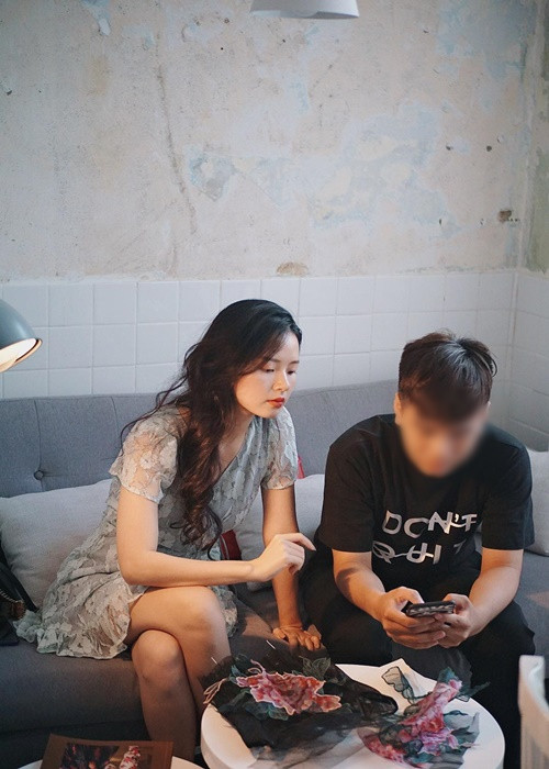 Trong cuộc phỏng vấn với Thể than và Văn hóa, Midu tiết lộ, lúc đầu sinh viên toàn gọi Midu là chị mà kêu gọi bằng cô thì các sinh viên hay đùa là “cô ơi cô trẻ quá” nhưng đến giờ thì mọi người đã quen. Ảnh: FB Midu