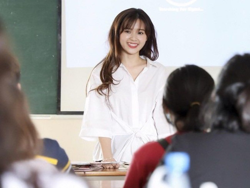 Nhan sắc của Midu lấn át các học sinh. Ảnh: Zing