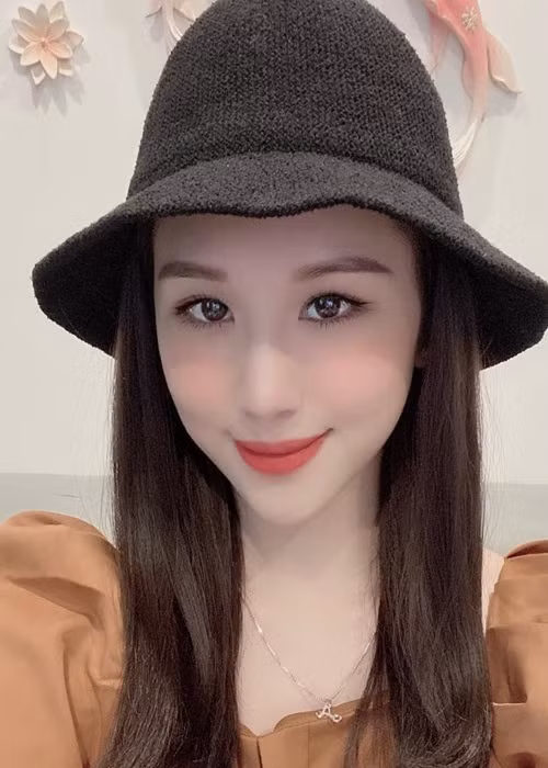 Là diễn viên múa, Phương Anh thường mặc gợi cảm trên sân khấu còn ngoài đời, cô chọn trang phục kín đáo hơn. Ảnh: FB Phương Anh