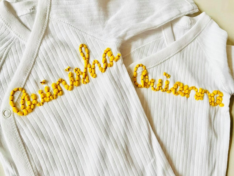 Trên trang cá nhân, Vân Trang khoe chiếc áo thêu tên thân mật của hai con mới sinh cùng giờ chào đời, cân nặng. Theo đó, cặp song sinh của nữ diễn viên có tên thân mật là Quinisha và Quianna, chào đời vào 9h48 và 9h49, cùng nặng 2,8kg.