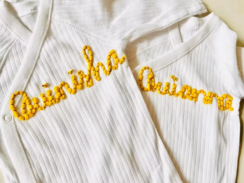 Trên trang cá nhân, Vân Trang khoe chiếc áo thêu tên thân mật của hai con mới sinh cùng giờ chào đời, cân nặng. Theo đó, cặp song sinh của nữ diễn viên có tên thân mật là Quinisha và Quianna, chào đời vào 9h48 và 9h49, cùng nặng 2,8kg.