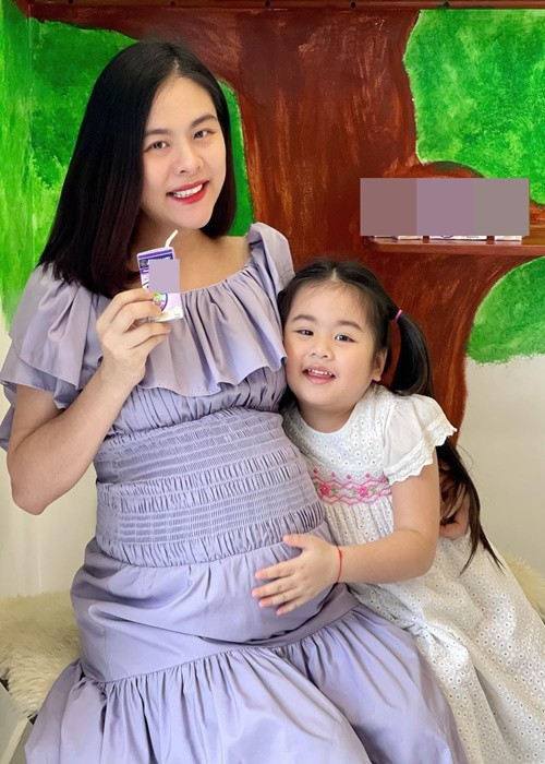 Con gái đầu lòng của Vân Trang rất mong ngóng được gặp các em. “Nì cũng hóng gặp em lắm rồi, tuần trước trong sinh nhật lần thứ 5 chị hai Nì còn ước: "Mong em thiệt là khỏe mạnh để nhanh ra chơi với chị, chị sẽ cho em hết đồ chơi luôn". Cả gia đình được trận cười lớn, thương bả ghê nơi, mới đó mà đã sắp trở thành một cô chị hai thương em, giàu tình cảm rồi”, nữ diễn viên chia sẻ.