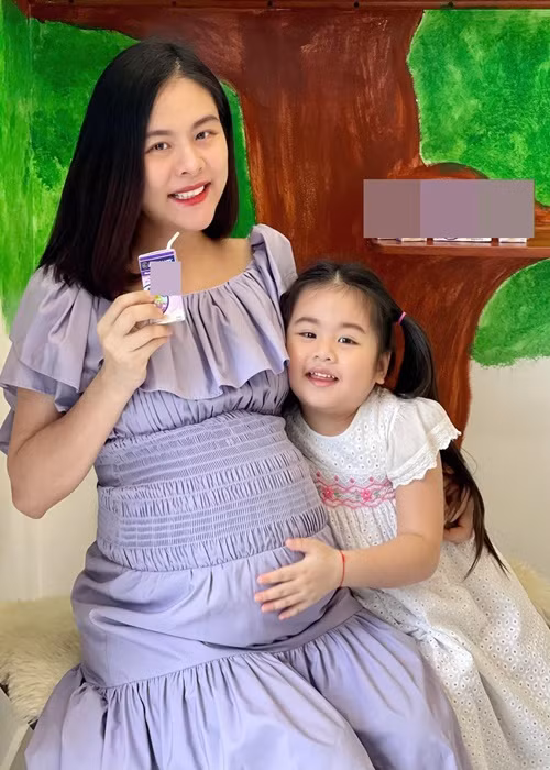 Con gái đầu lòng của Vân Trang rất mong ngóng được gặp các em. “Nì cũng hóng gặp em lắm rồi, tuần trước trong sinh nhật lần thứ 5 chị hai Nì còn ước: "Mong em thiệt là khỏe mạnh để nhanh ra chơi với chị, chị sẽ cho em hết đồ chơi luôn". Cả gia đình được trận cười lớn, thương bả ghê nơi, mới đó mà đã sắp trở thành một cô chị hai thương em, giàu tình cảm rồi”, nữ diễn viên chia sẻ.