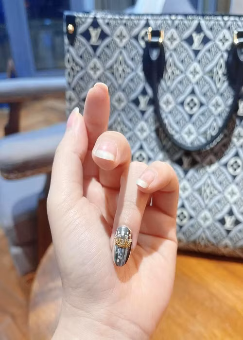 Dù lấy chồng, Bảo Thy vẫn được gia đình cưng chiều. Cô khoe được anh trai tặng móng tay đính hột xoàn dịp 8/3.