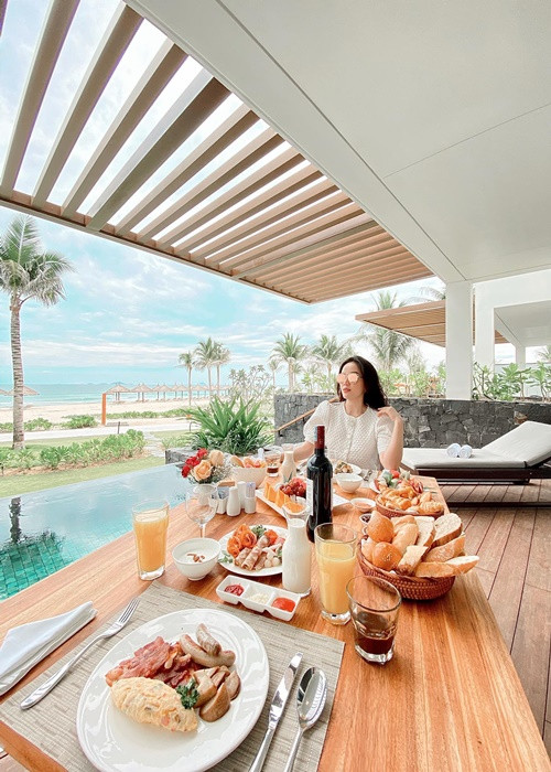 Nữ ca sĩ khoe bữa ăn sáng ở một địa điểm nghỉ dưỡng sang trọng.