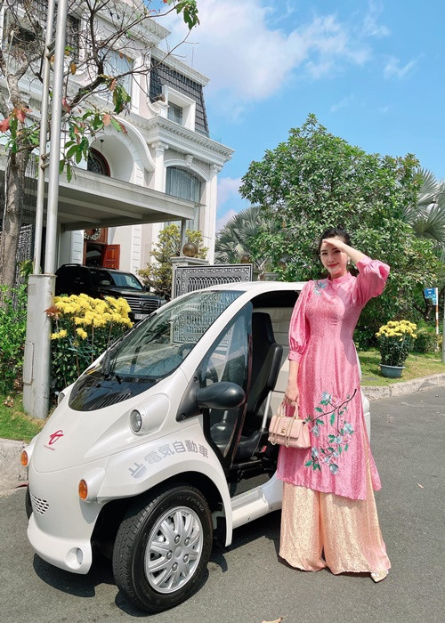 Không ít lần, “công chúa bong bóng” khoe hình ảnh bên biệt thự “khủng”, xe hơi sang trọng.