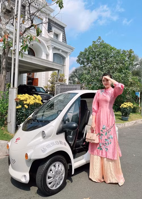 Không ít lần, “công chúa bong bóng” khoe hình ảnh bên biệt thự “khủng”, xe hơi sang trọng.