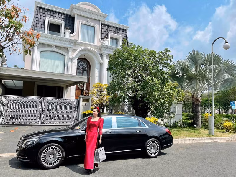 Biệt thự của vợ chồng Bảo Thy như tòa lâu đài với nội thất sang trọng, có bể bơi.