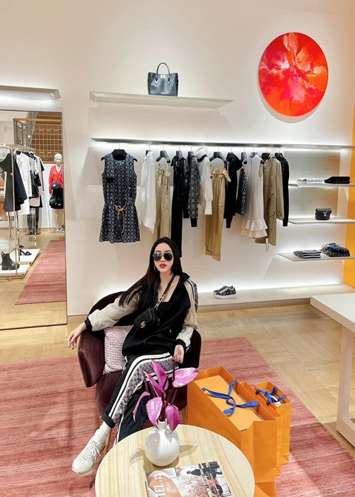 Bảo Thy mua sắm hàng hiệu nhiều hơn trong các chuyến du lịch.