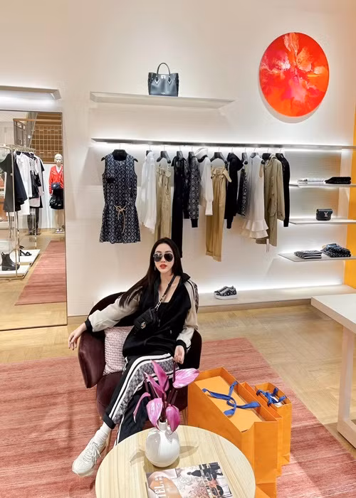 Bảo Thy mua sắm hàng hiệu nhiều hơn trong các chuyến du lịch.