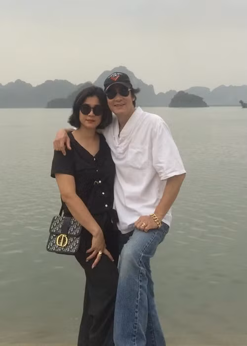 Để vợ đứng tên sổ đỏ, Võ Hoài Nam bị vợ trêu rằng: "Nếu sau này có chuyện không hay xảy ra, anh không sợ cảnh phải đứng đường à?". Võ Hoài Nam khi ấy trả lời vợ: "Lúc đó người còn chẳng cần thì cần gì nhà".