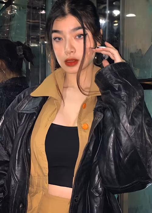 Võ Hoài Anh là cô con con gái thứ hai của nghệ sĩ Võ Hoài Nam. Hoài Anh sinh năm 2005, đang học đàn tranh ở Học viện Âm nhạc Quốc gia và có niềm đam mê với ca hát. Con gái của Võ Hoài Nam sở hữu nhan sắc xinh đẹp, ăn mặc cá tính.