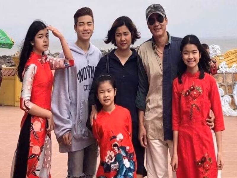 Vì gia đình, Võ Hoài Nam ngừng diễn xuất trong 16 năm. Anh chia sẻ: “Tôi có 4 đứa con. Tôi phải lo việc ăn, việc mặc, lo tiền học phí, viện phí, đủ các thứ tiền trên đời... Nếu không chuyển qua kinh doanh quán ăn, chắc cả gia đình tôi chết đói. Nghệ thuật cho mình sự thăng hoa nhưng nghèo lắm…".