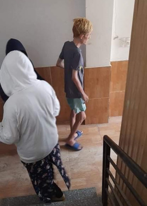 Người thân Chí Thành chia sẻ trên Dân Việt, do dịch bệnh, nam ca sĩ không thể đi hát nên không có thu nhập, dẫn đến tinh thần sa sút, ăn uống không đầy đủ. Quản lý của Chí Thành chia sẻ trên Zing, hiện tại nam ca sĩ chỉ nặng khoảng 37 kg. Ảnh: FB bạn Chí Thành