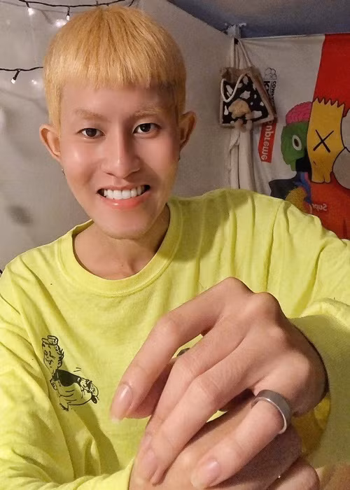 Chí Thành chia sẻ hình ảnh lạc quan chống chọi với bệnh tật. Ảnh: FB Chí Thành