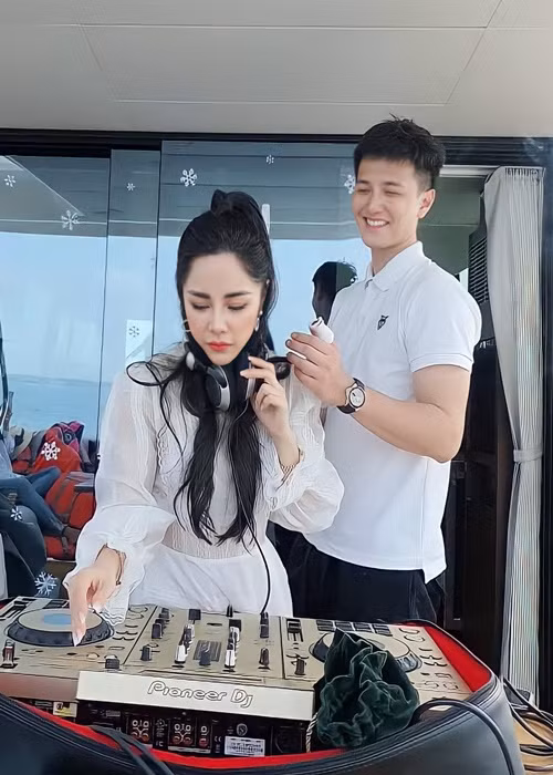 Đối mặt với không ít lời bàn tán về nhan sắc, khoảng cách tuổi tác với Huỳnh Anh, tình sử hẹn hò khá phức tạp của nam diễn viên, Bạch Lan Phương vẫn yêu Huỳnh Anh.