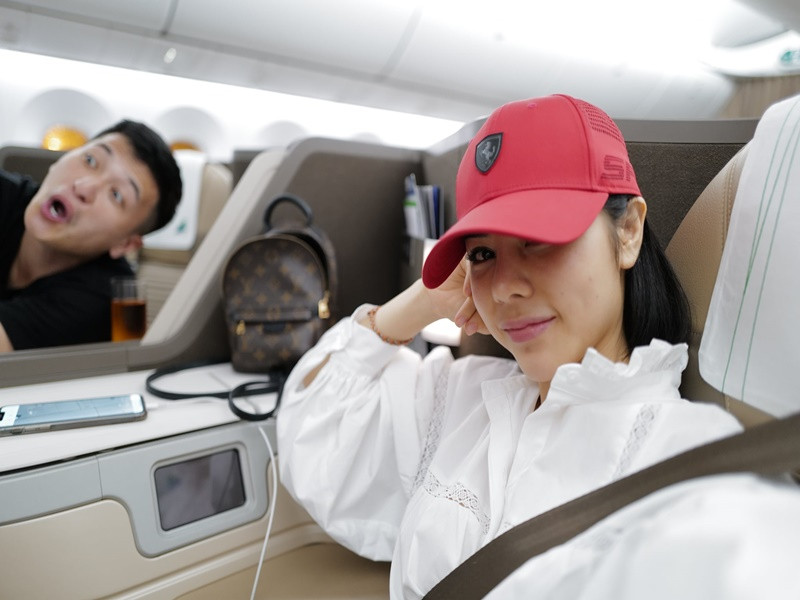 Bạch Lan Phương tỏ ra bức xúc khi một số cô gái bất chấp tiếp cận Huỳnh Anh.