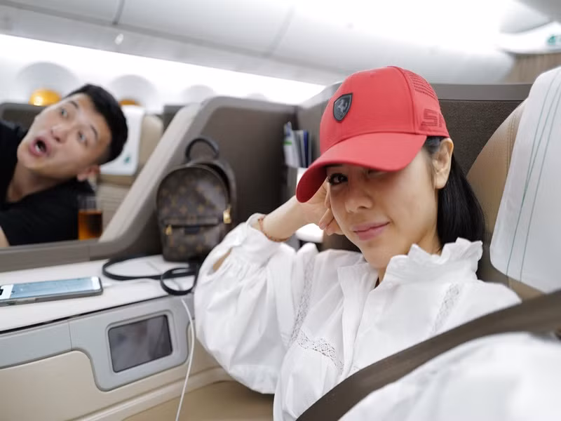 Bạch Lan Phương tỏ ra bức xúc khi một số cô gái bất chấp tiếp cận Huỳnh Anh.