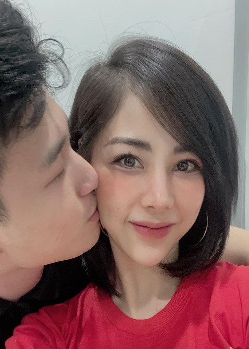 Bạch Lan Phương khéo khoe được Huỳnh Anh yêu say đắm khi kể nam diễn viên mang cơm đến tiệm tóc để ngồi làm việc và chờ cô ăn cơm cùng.