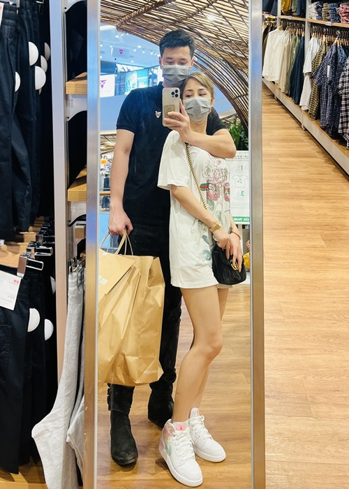 Khi Bạch Lan Phương bị cư dân mạng chê nhan sắc dao kéo, Huỳnh Anh bênh vực bạn gái. “Ngày xưa bạn có xem chương trình đấu giá ở đài Hà Nội không? Phương làm MC chương trình đó, lúc đấy có sửa gì đâu nhưng vẫn xinh mà. Mà theo quan điểm của mình vẻ đẹp phải đi cùng sự duyên dáng và trí tuệ nữa mới được. Xinh mà suốt ngày linh tinh thì không được”, Huỳnh Anh lên tiếng.