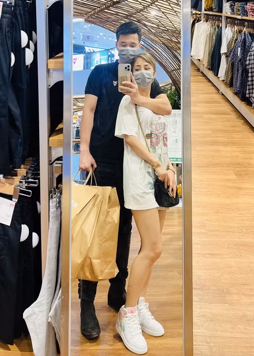 Khi Bạch Lan Phương bị cư dân mạng chê nhan sắc dao kéo, Huỳnh Anh bênh vực bạn gái. “Ngày xưa bạn có xem chương trình đấu giá ở đài Hà Nội không? Phương làm MC chương trình đó, lúc đấy có sửa gì đâu nhưng vẫn xinh mà. Mà theo quan điểm của mình vẻ đẹp phải đi cùng sự duyên dáng và trí tuệ nữa mới được. Xinh mà suốt ngày linh tinh thì không được”, Huỳnh Anh lên tiếng.