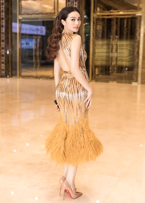 Cùng với lưng trần nuột nà, Khánh My sở hữu vòng eo con kiến, vòng ba căng đầy quyến rũ. Ảnh: FB Khánh My