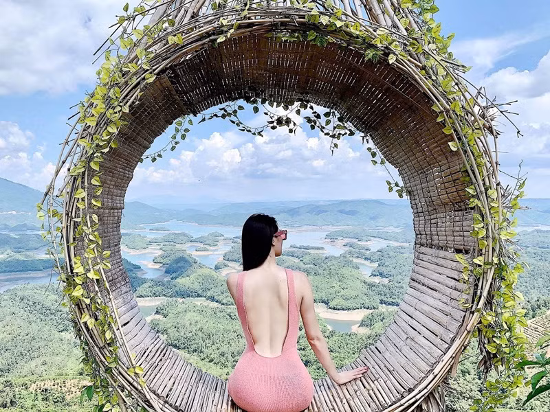 Khánh My khoe lưng trần gợi cảm ở đời thường lẫn khi đi dự sự kiện. Ảnh: FB Khánh My