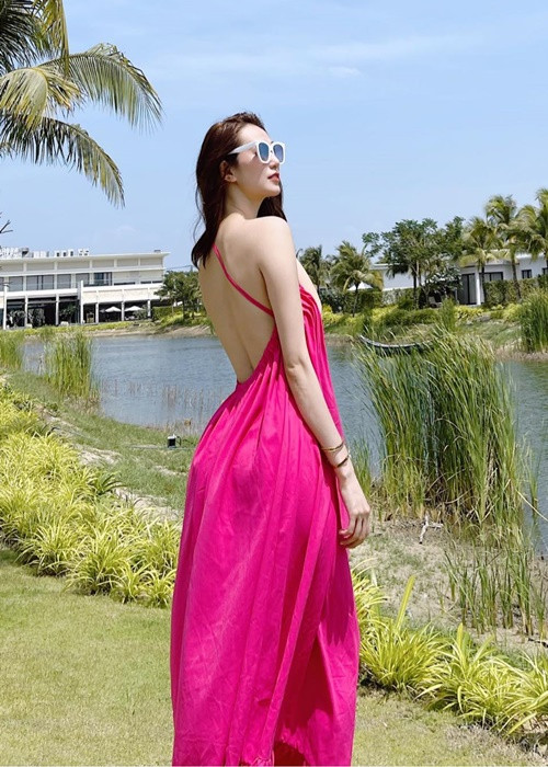 Với lợi thế lưng ong nuột nà, chân dài sinh năm 1991 chuộng trang phục khoét lưng. Ảnh: FB Khánh My